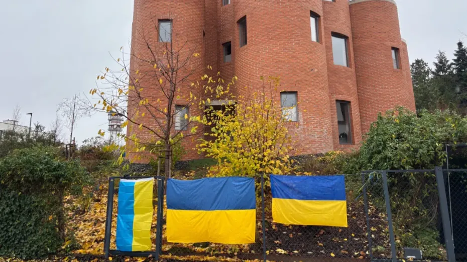 Ukrajinské vlajky na plotu domu Tomia Okamury