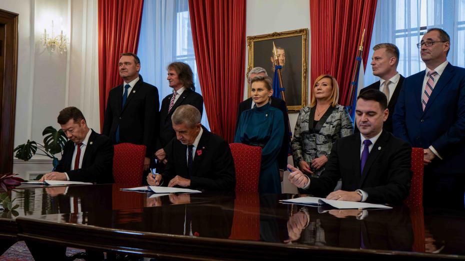 Tomio Okamura (zleva), Andrej Babiš a Petr Macinka podepisují koaliční smlouvu.