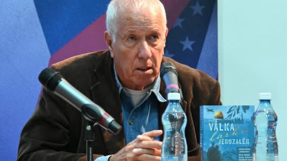 Gad Šimron při pražském uvedení knihy Válka, láska, Jeruzalém