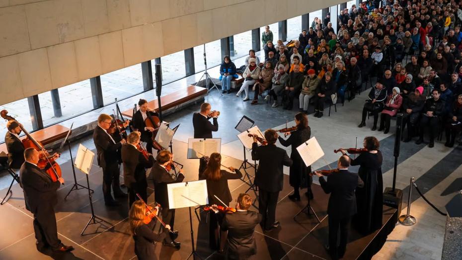 Jan Mráček se představí v doprovodu smyčcového komorního orchestru složeného z členů České filharmonie a Karlovarského symfonického orchestru