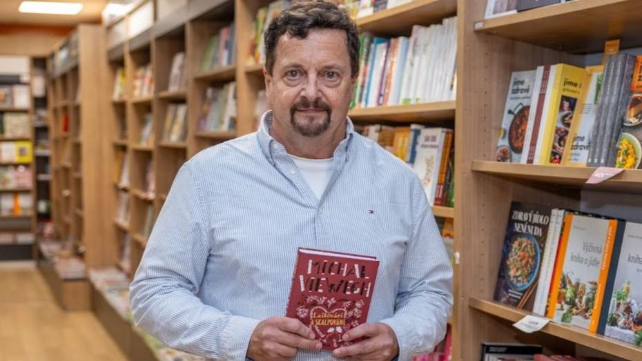 Michal Viewegh se svou nejnovější knihou Laškování a skalpování