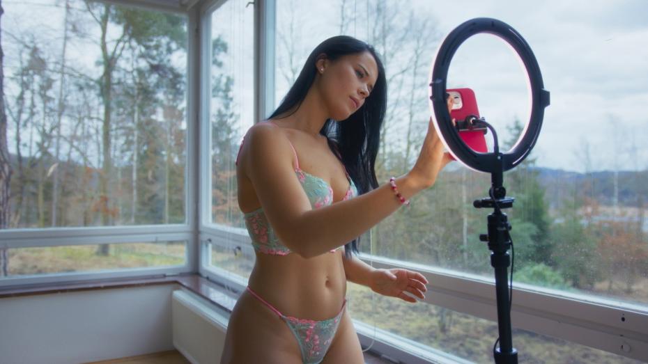 Dokument Virtuální přítelkyně zachycuje příběhy tří žen, které se živí erotikou na platformě Onlyfans 