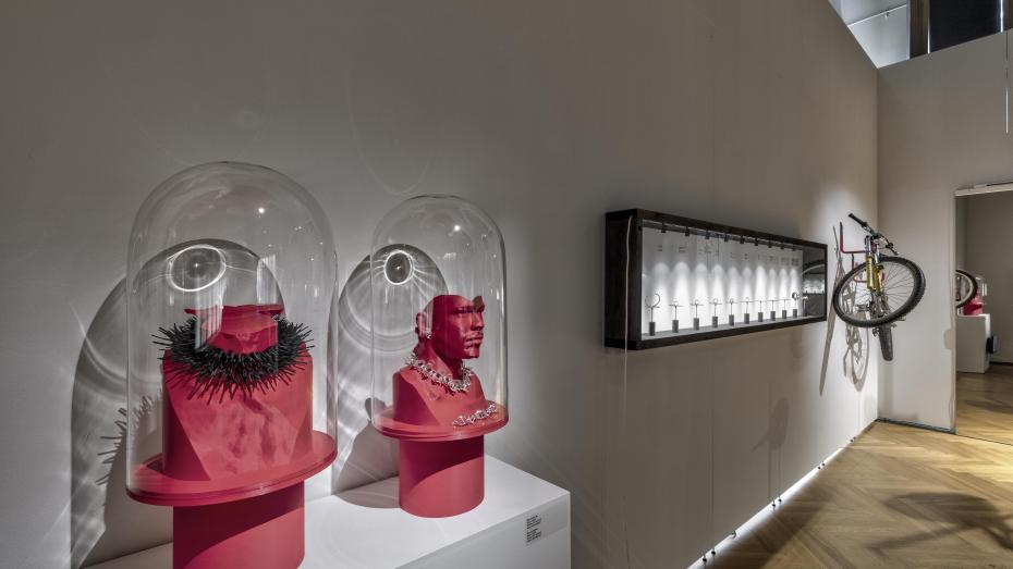 Pohled do expozice Dark 'n' Lush v pražském Uměleckoprůmyslovém museu.