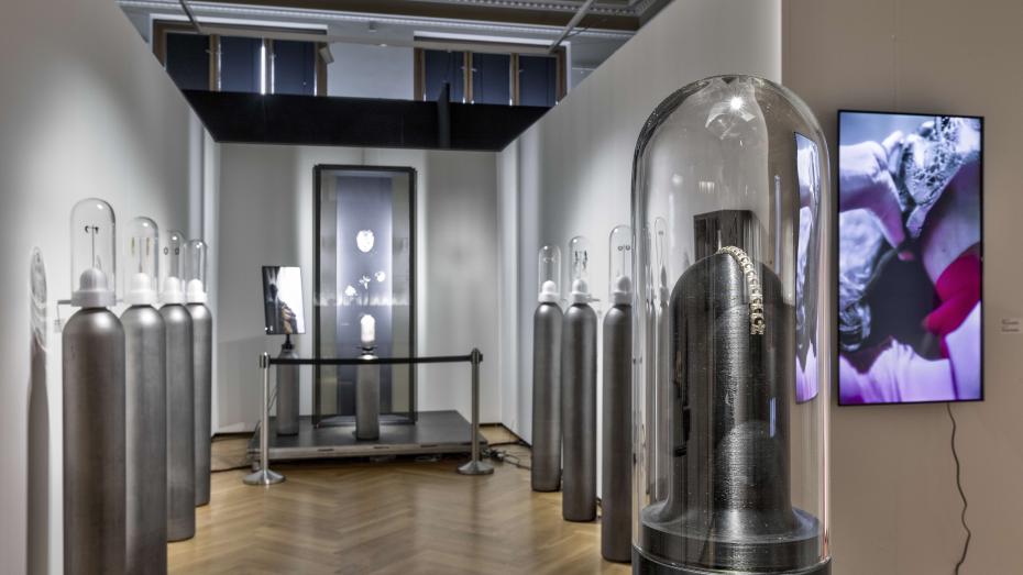 Pohled do expozice Dark 'n' Lush v pražském Uměleckoprůmyslovém museu.