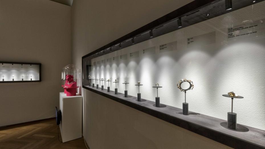 Pohled do expozice Dark 'n' Lush v pražském Uměleckoprůmyslovém museu.