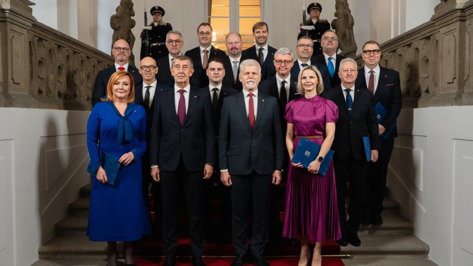 Zleva Robert Plaga (ANO), Alena Schillerová (ANO), Oto Klempíř (za Motoristy), Lubomír Metnar (ANO), Andrej Babiš (ANO), Boris Štastný (Motoristé), Petr Macinka (Motoristé), Jeroným Tejc (za ANO), Petr Pavel, Adam Vojtěch (ANO), Karel Havlíček (ANO), Zuzana Mrázová (ANO), Martin Šebestyán (za SPD), Ivan Bednárik (za SPD), Jaromír Zůna (za SPD) a Aleš Juchelka (ANO).