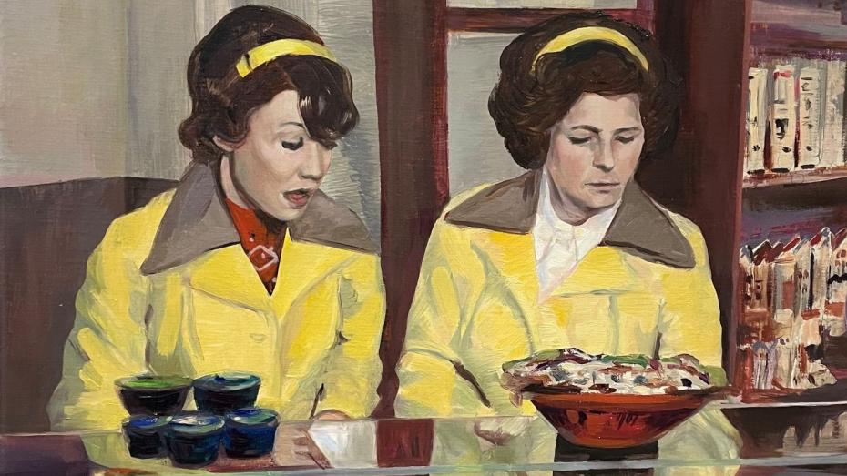 Dílo polské umělkyně Pauliny Olowské inspirované československým normalizačním seriálem Žena za pultem