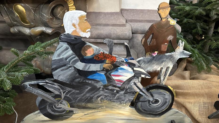 Prezident Petr Pavel na motorce v poutnickém betlému Martiny Špinkové