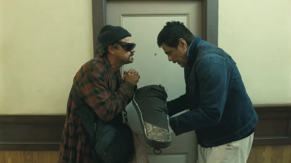 Leonardo di Caprio a Benicio del Toro ve filmu Jedna bitva za druhou 