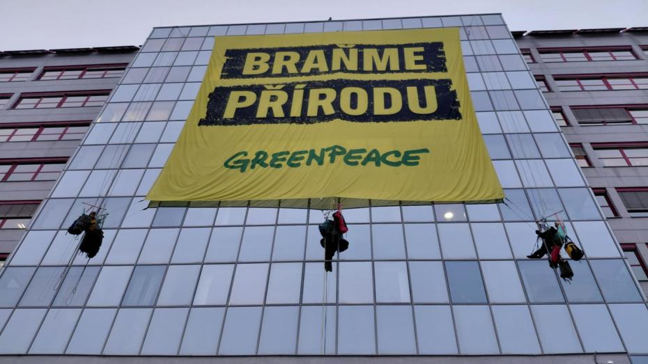 Protest Greenpeace na budově MŽP 