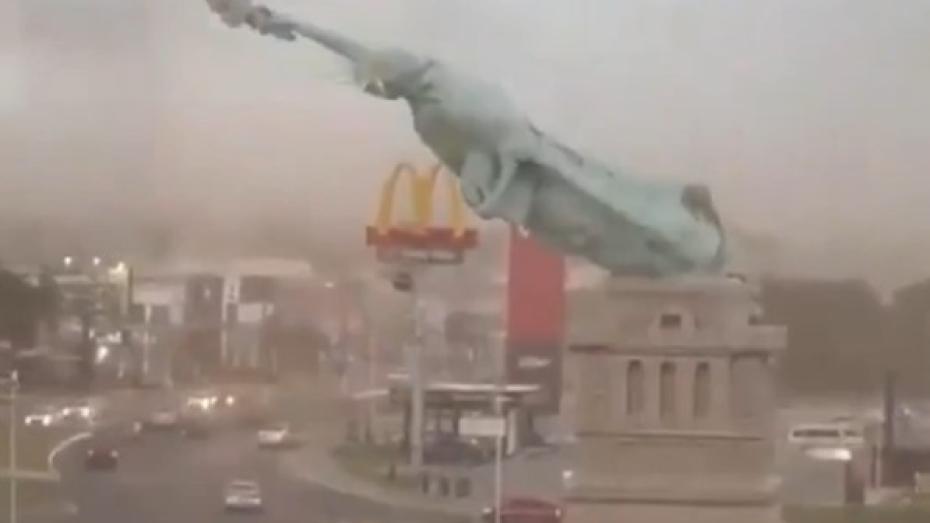 Pád repliky Sochy svobody