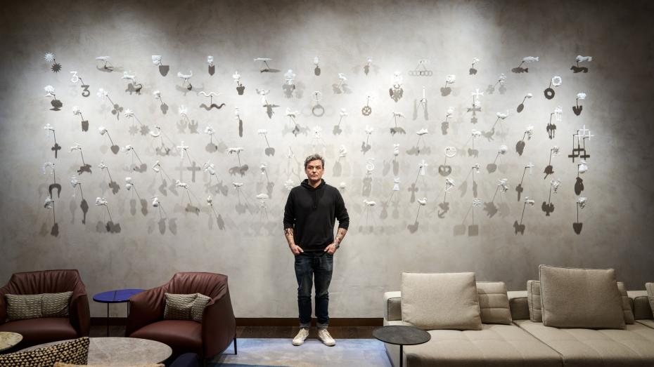 Martin Janecký před svou plastikou v hotelu Fairmont Golden Prague