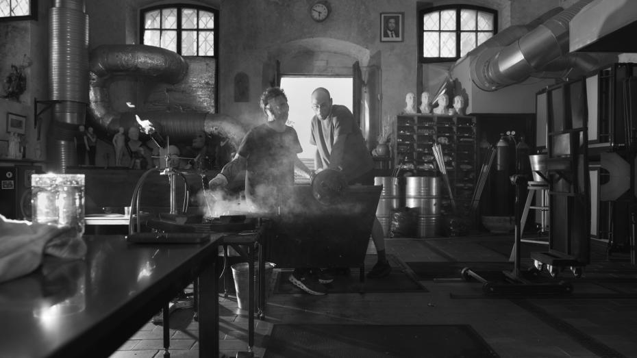 Sklářský sochař Martin Janecký při práci ve svém studiu na Malé Straně v Praze