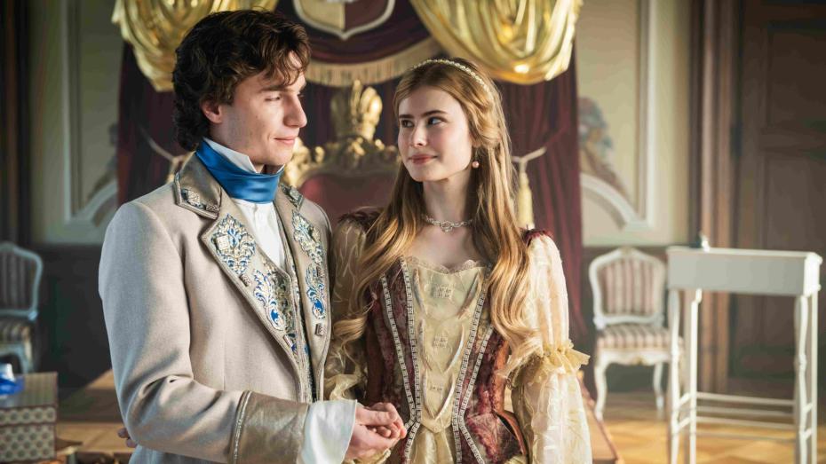 Ústřední dvojici hrají Oskar Hes a Sofie Anna Švehlíková