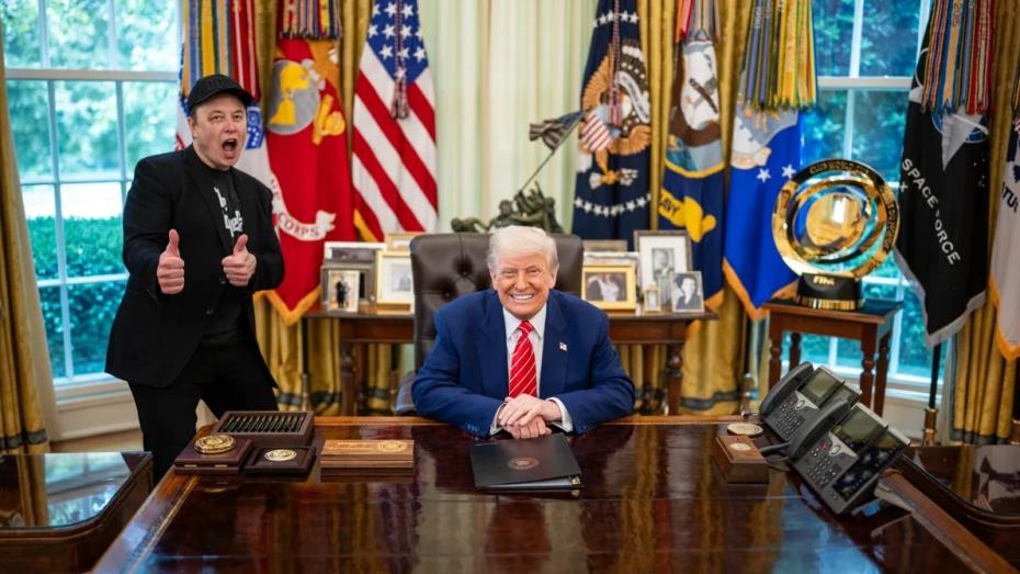 Elon Musk a Donald Trump v Oválné pracovně. Musk v květnu skončil.