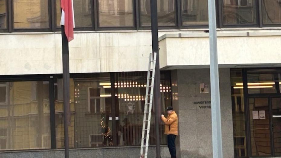 Sundávání ukrajinské vlajky v ministerstva vnitra