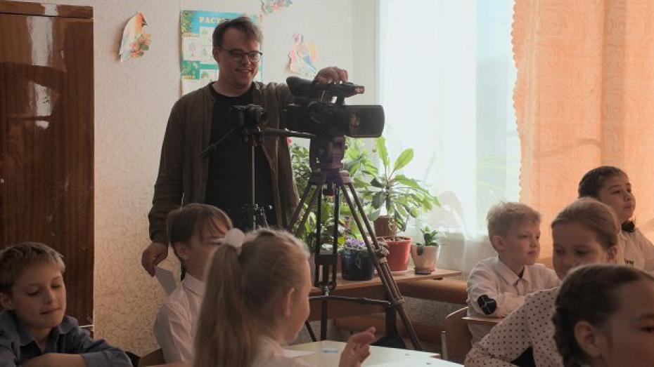 Film Pan Nikdo proti Putinovi dokumentuje propagandu na ruské základní škole pohledem jednoho z učitelů