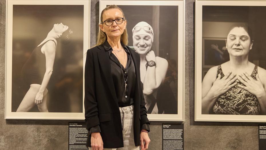Fotografka Ivana Dostálová na vernisáži v Czech Photo Centre