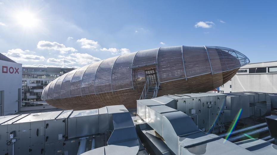 Vzducholoď Gulliver architekta Martina Rajniše nad Centrem DOX