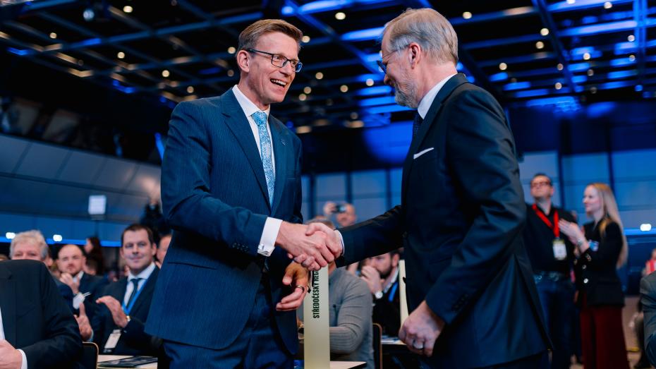 Bývalý šéf ODS Petr Fiala gratuluje svému nástupci Martinovi Kupkovi