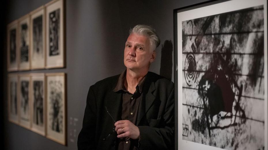 Šéfkurátor DOXu Otto M. Urban na výstavě děl Davida Lynche Up in Flames