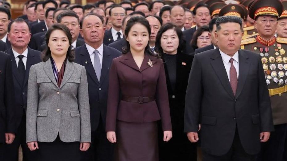 Zprava Kim Čong-un, jeho dcera Kim Ču-e a manželka Ri Sol-ču