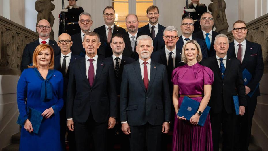 Zleva Robert Plaga (ANO), Alena Schillerová (ANO), Oto Klempíř (za Motoristy), Lubomír Metnar (ANO), Andrej Babiš (ANO), Boris Štastný (Motoristé), Petr Macinka (Motoristé), Jeroným Tejc (za ANO), Petr Pavel, Adam Vojtěch (ANO), Karel Havlíček (ANO), Zuzana Mrázová (ANO), Martin Šebestyán (za SPD), Ivan Bednárik (za SPD), Jaromír Zůna (za SPD) a Aleš Juchelka (ANO).