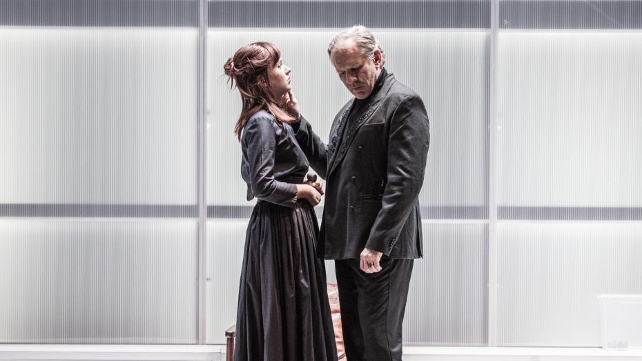 Autoři hry se volně inspirovali povídkou španělského autora Miguela de Unamuno Celý muž z roku 1916