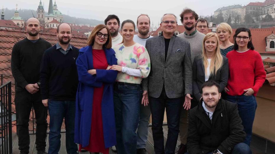 Redakce Publica - zleva Kryštof Peňás, Mirko Kašpar, Marie Bordier, Jakub Kopřiva, Barbora Chromečková, Ondřej Krutilek, Veselin Vačkov, Martin Hampejs, Roman Šitner, Lenka Štěpánková, Kateřina Svobodová, Alžběta Šimková, dole Josef Tomáš Hromada