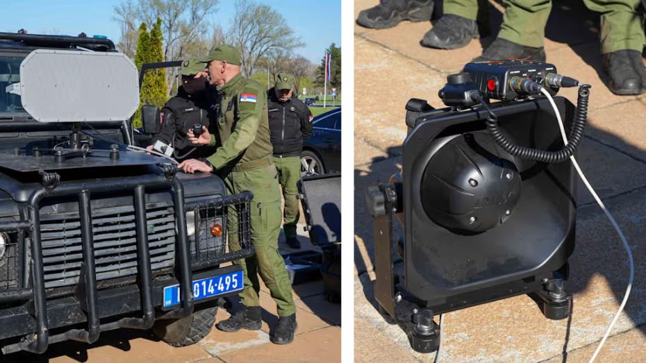 Srbští policisté ukazují akustické zařízení dlouhého dosahu (LRAD)