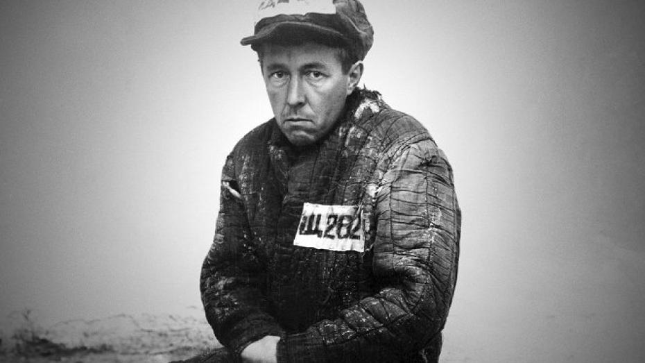 Ruský spisovatel a politický vězeň Alexandr Solženicyn (1918 - 2008).