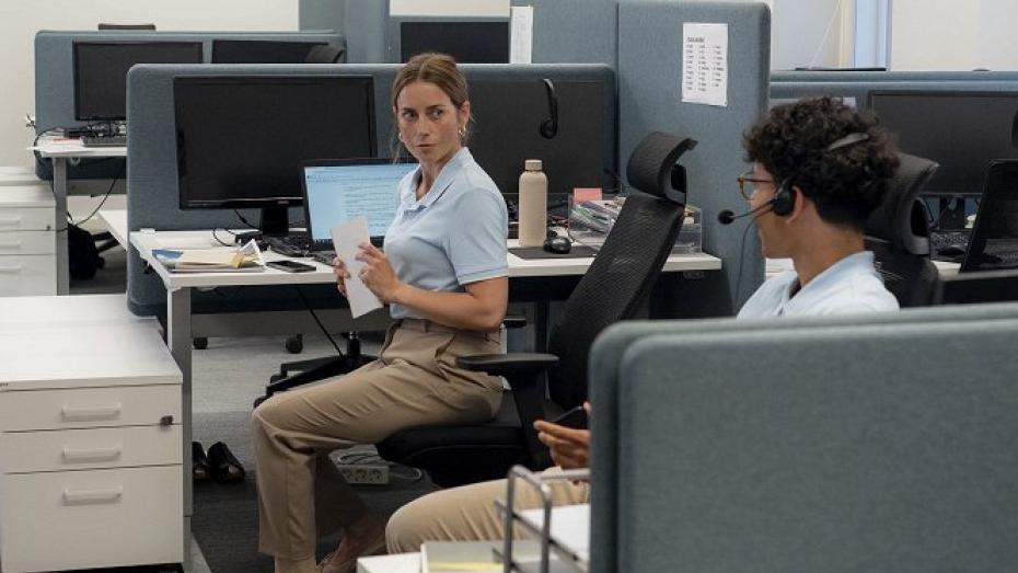 Život spořádané zaměstnankyně cestovní kanceláře změní vztahový experiment