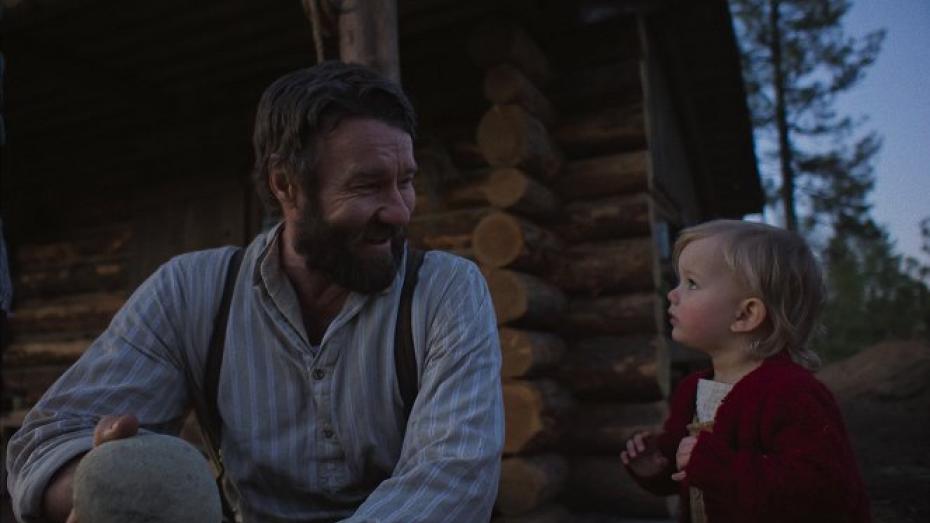 Joel Edgerton ve filmu Sny o vlacích. Snímek získal čtyři oscarové nominace. 