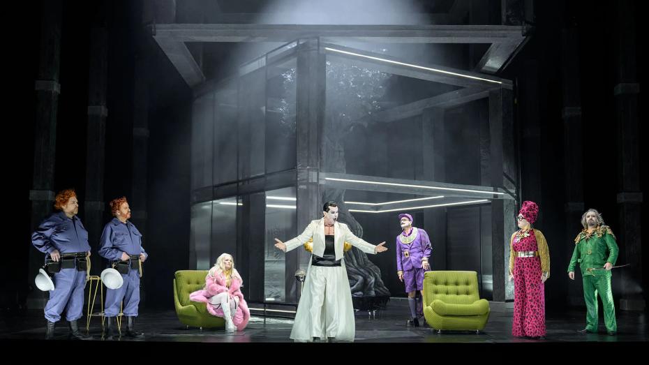 Štefan Margita (uprostřed) jako Loge v opeře Zlato Rýna 