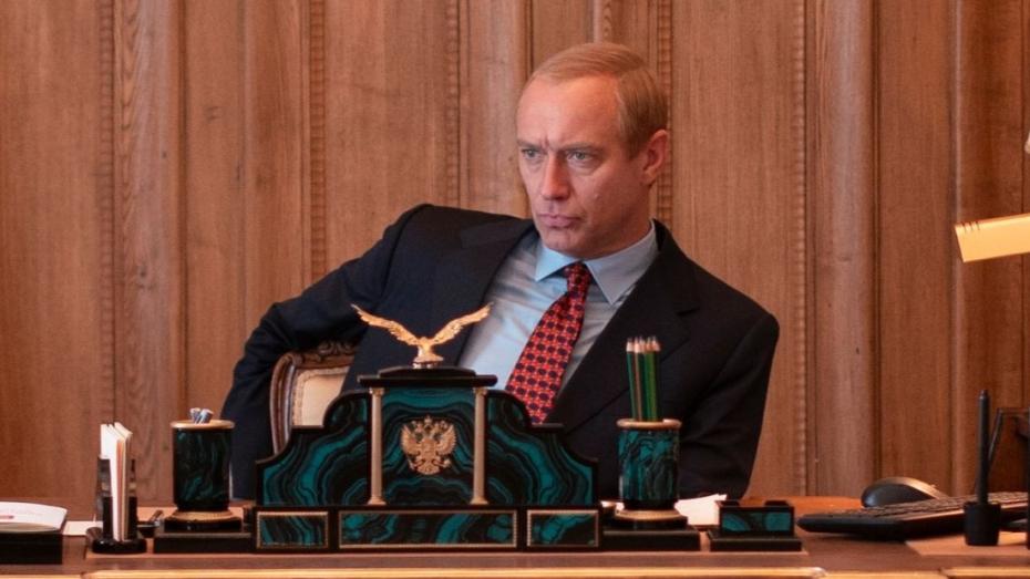 Britský herec Jude Law je v roli Vladimíra Putina obdivuhodně autentický.