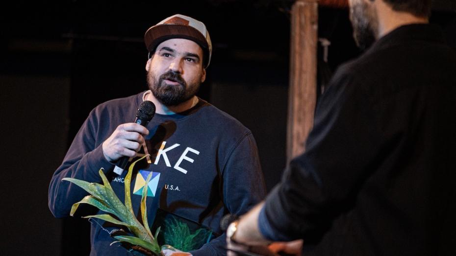 Snímek Při zemi režiséra Tomáše Elšíka získal cenu v kategorii celovečerních dokumentů