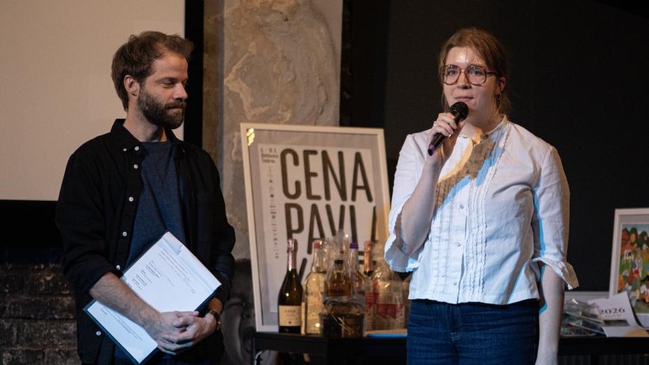 Dokumentaristka Nora Štrbová převzala cenu za film Co když kamínky dojdou?