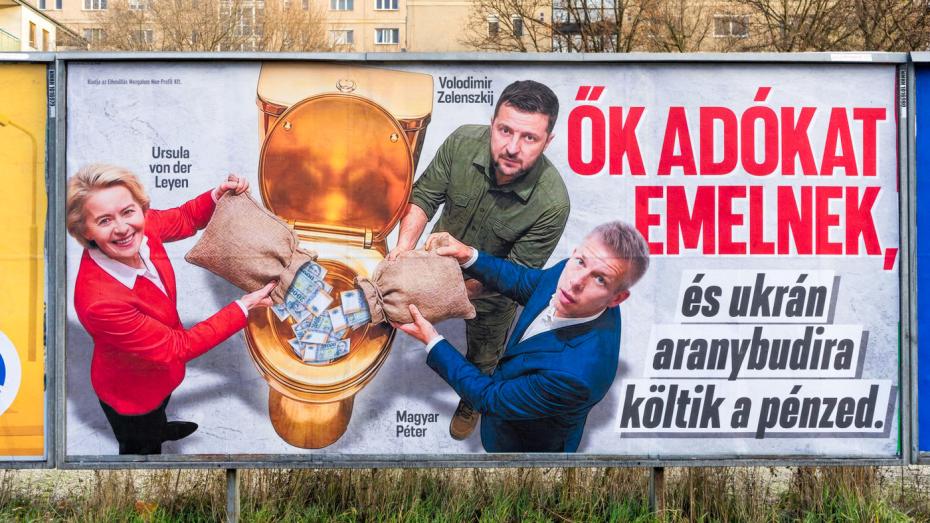 Billboard spojuje Zelenského, von der Leyenovou a Petera Magyara s korupční aférou „zlaté toalety“ Mindicha