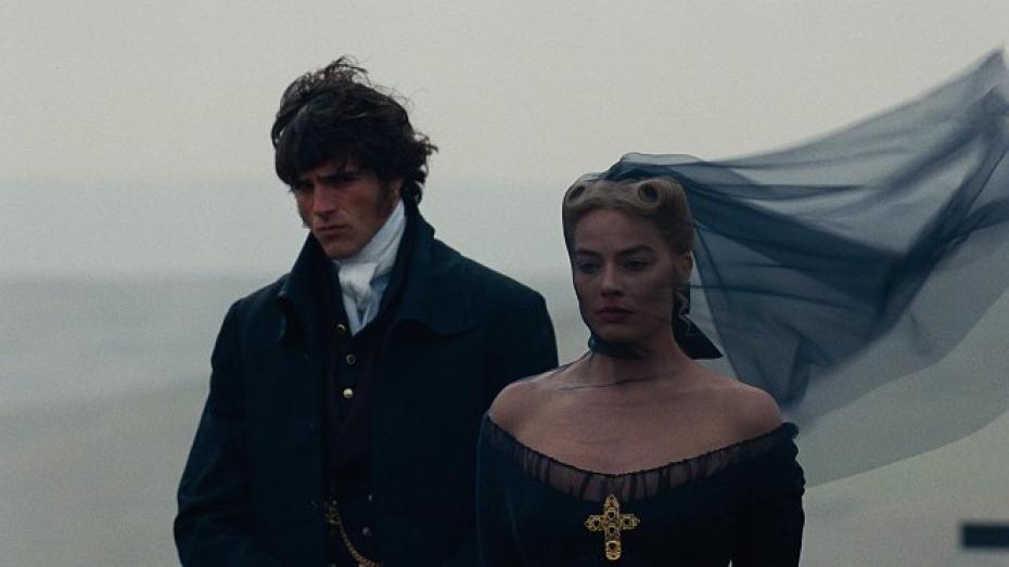 Jacob Elordi a Margot Robbie ve filmu Bouřlivé výšiny