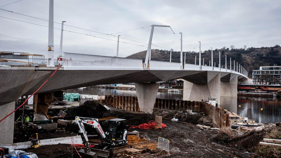 Stavba Dvoreckého mostu