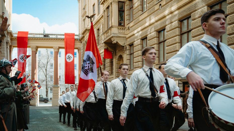 Film vyniká velkorysou dobovou výpravou, točilo se v exteriérech a s množstvím komparzu