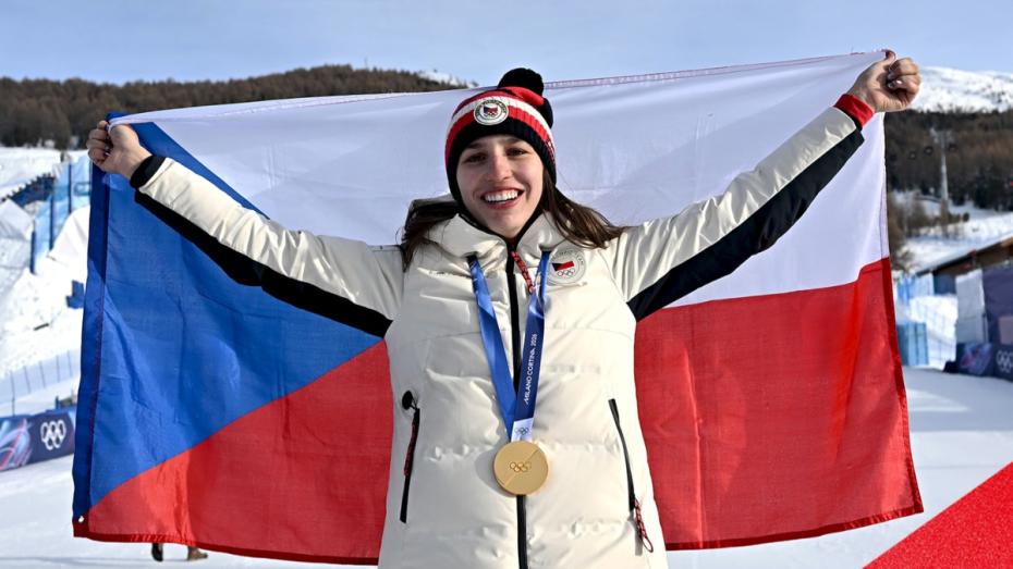 Snowboardistka Zuzana Maděrová po vítězství v paralelním obřím slalomu 