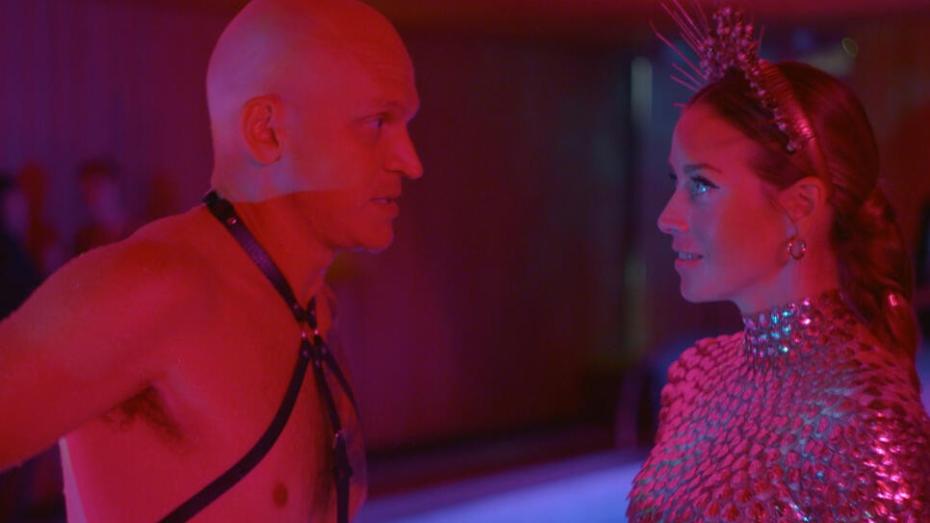 Riku Nieminen a Iina Kuustonen ve filmu Prudká citová vzplanutí