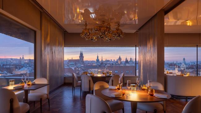 Do restaurace Zlatá Praha se vrátily zlaté lustry Huga Demartiniho