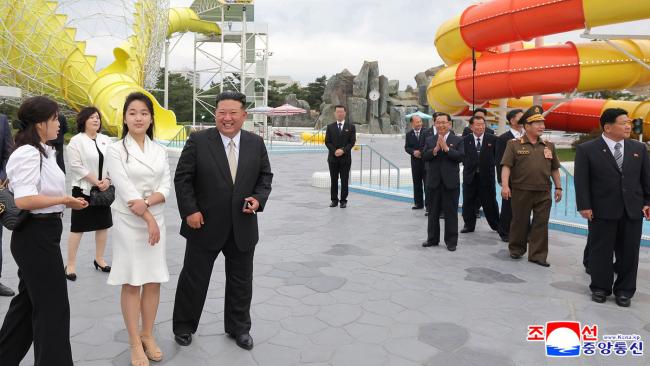 Kim Čong-un (čtvrtý zleva) a jeho dcera Kim Ju Ae během slavnostního ceremoniálu u příležitosti otevření pobřežní turistické zóny Wonsan Kalma v severokorejském Wonsanu