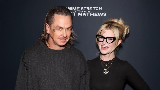 Kelly Osbourne (vpravo) a její partner Sid Wilson se zasnoubili