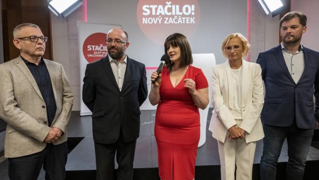 Tisková konference hnutí Stačilo!, KSČM, ČSNS, SD-SN a SOCDEM k podpisu memoranda o spolupráci pro letošní volby do Poslanecké sněmovnyZleva Lubomír Zaorálek, Daniel Sterzik, předsedkyně SOCDEM Jana Maláčová, předsedkyně KSČM Kateřina Konečná a Jiří Nedvěd.