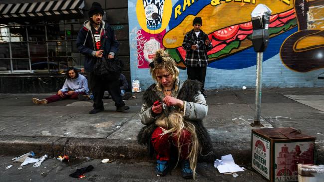 Osoba připravuje fentanyl k užití - ilustrační foto