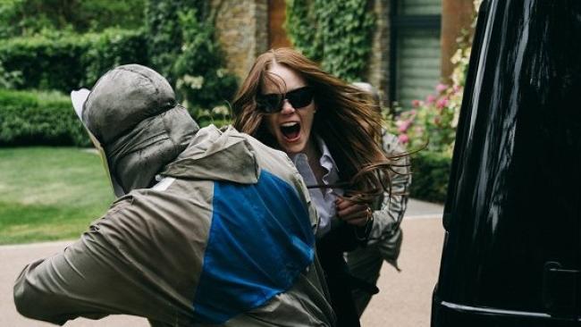 Emma Stone jako ředitelka farmaceutické společnosti ve filmu Bugonia