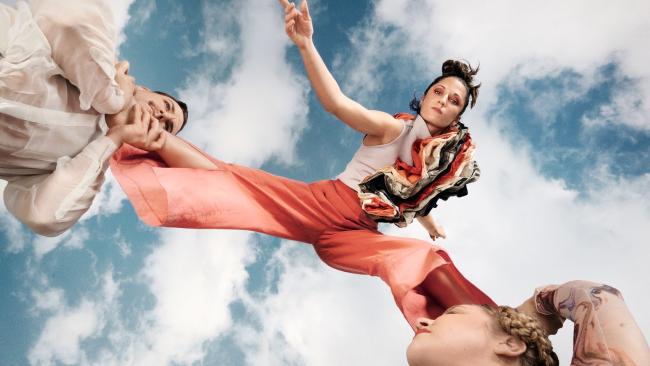 Soubor Below Zero ze Švédska přiváží do Prahy představení In Praise of Shadows. 